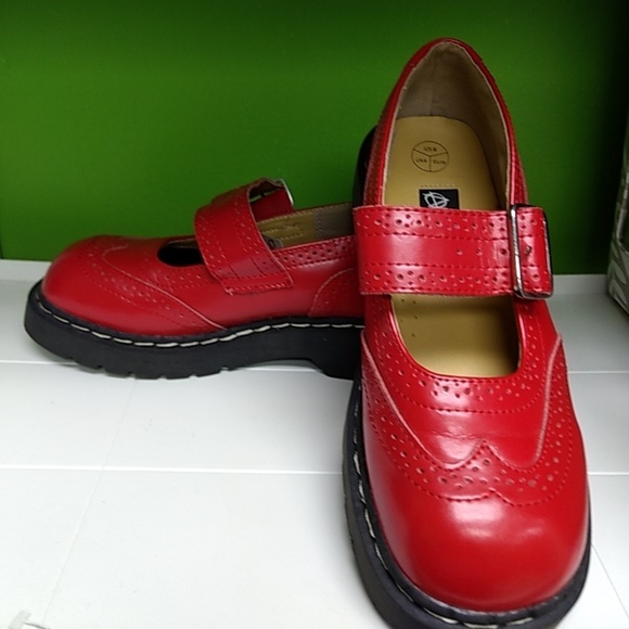 orange crocs womens size 8